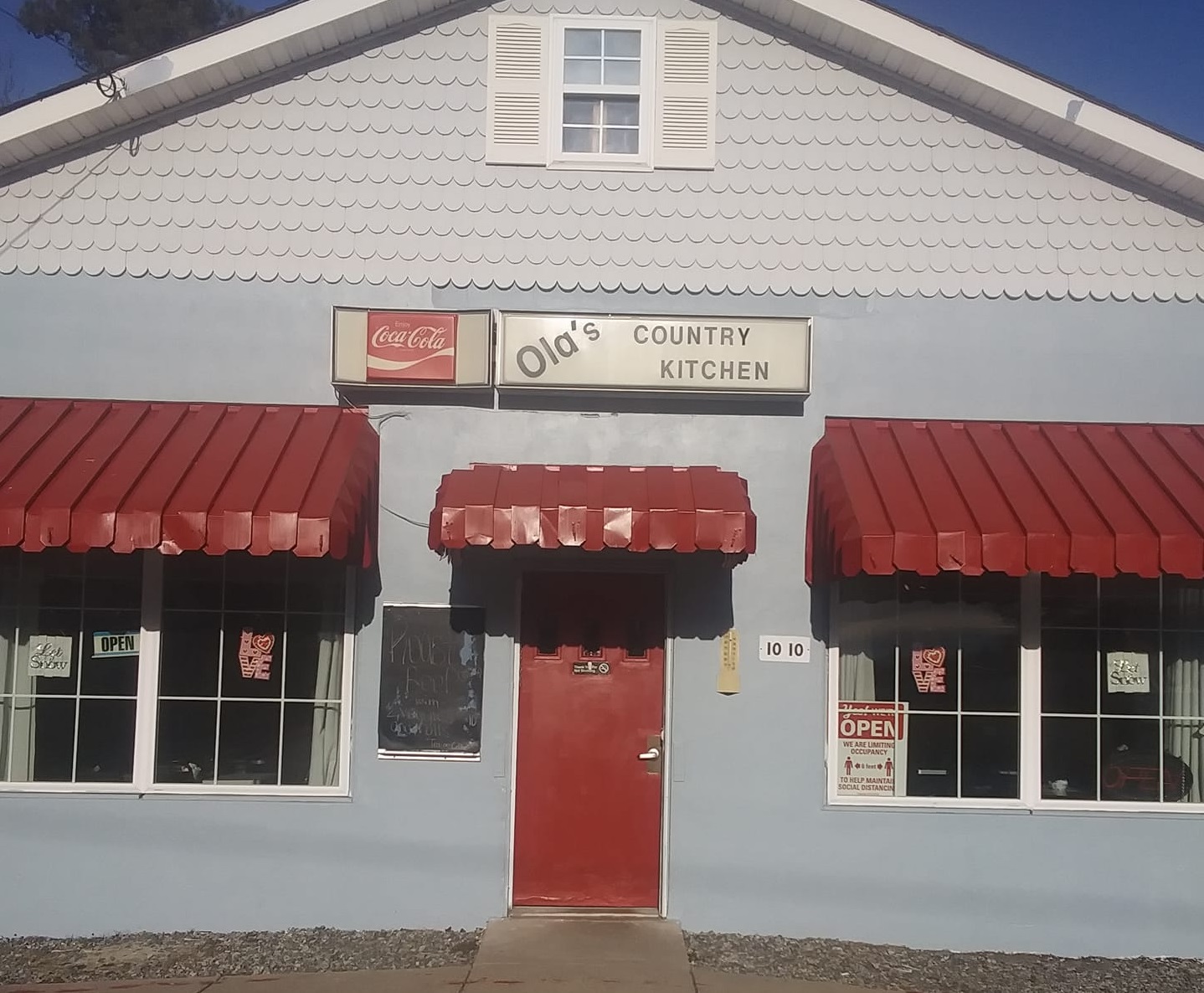 Ola's Country Kitchen front of building